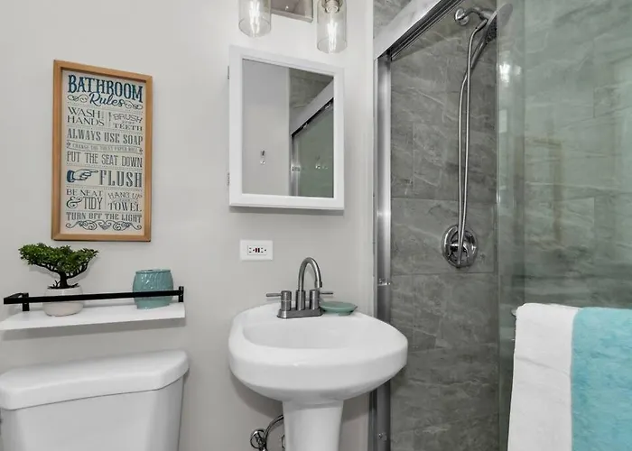 Prime Location, Cozy & Spacious In Hébergement de vacances
