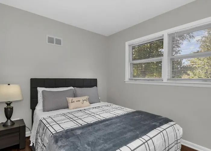 Prime Location, Cozy & Spacious In Hébergement de vacances