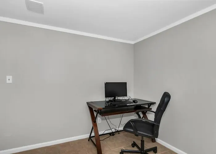 Prime Location, Cozy & Spacious In Hébergement de vacances *